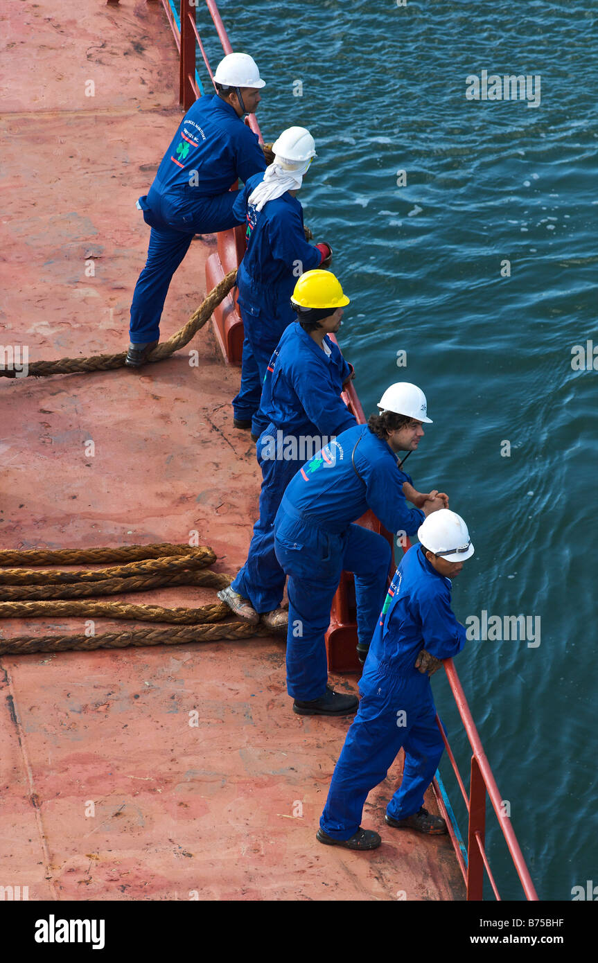 Les membres de l'équipage l'attente sur le pont d'un vraquier de jeter les lignes Banque D'Images
