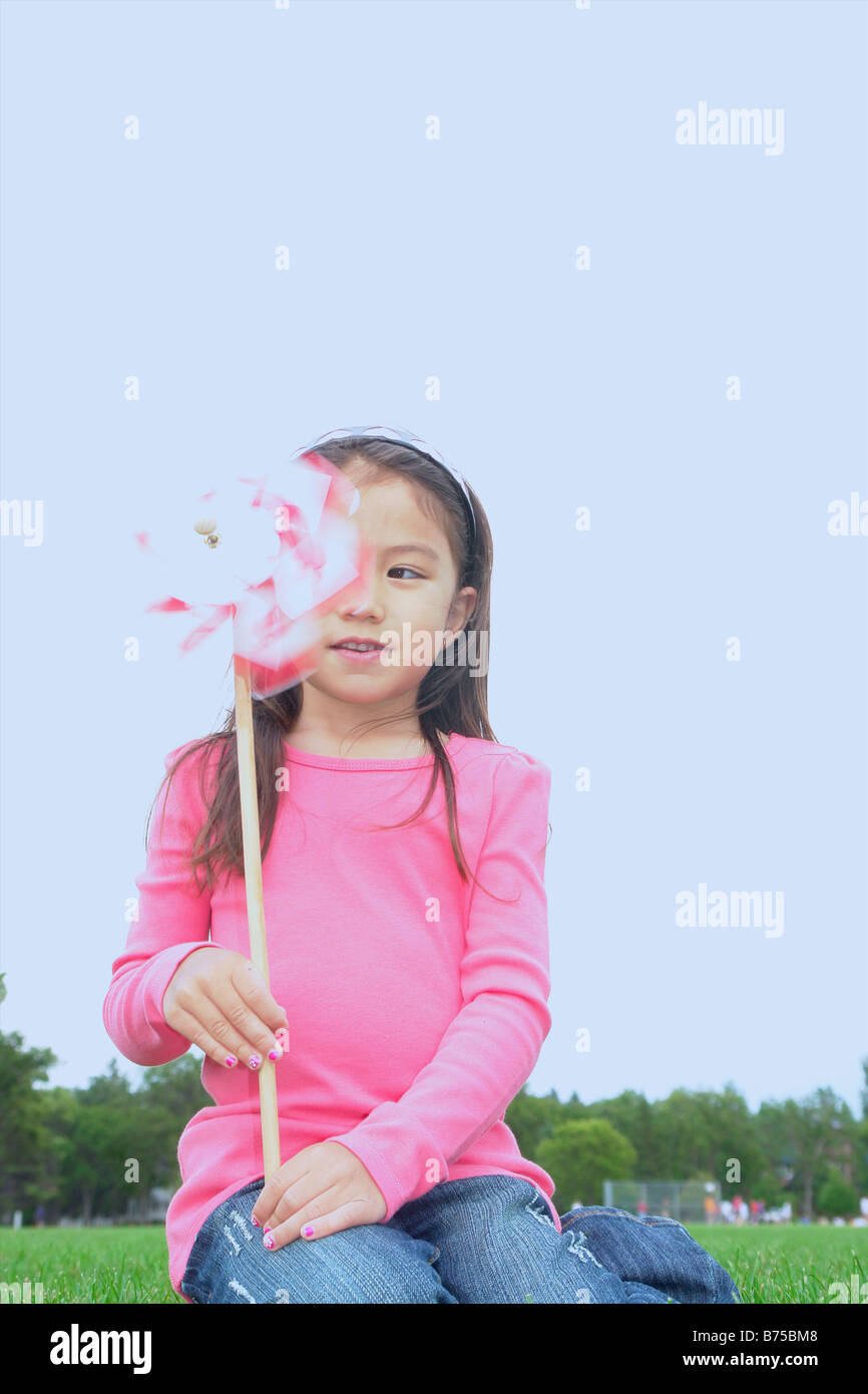 Petite fille de cinq ans en parc avec pin wheel, Winnipeg, Canada Banque D'Images