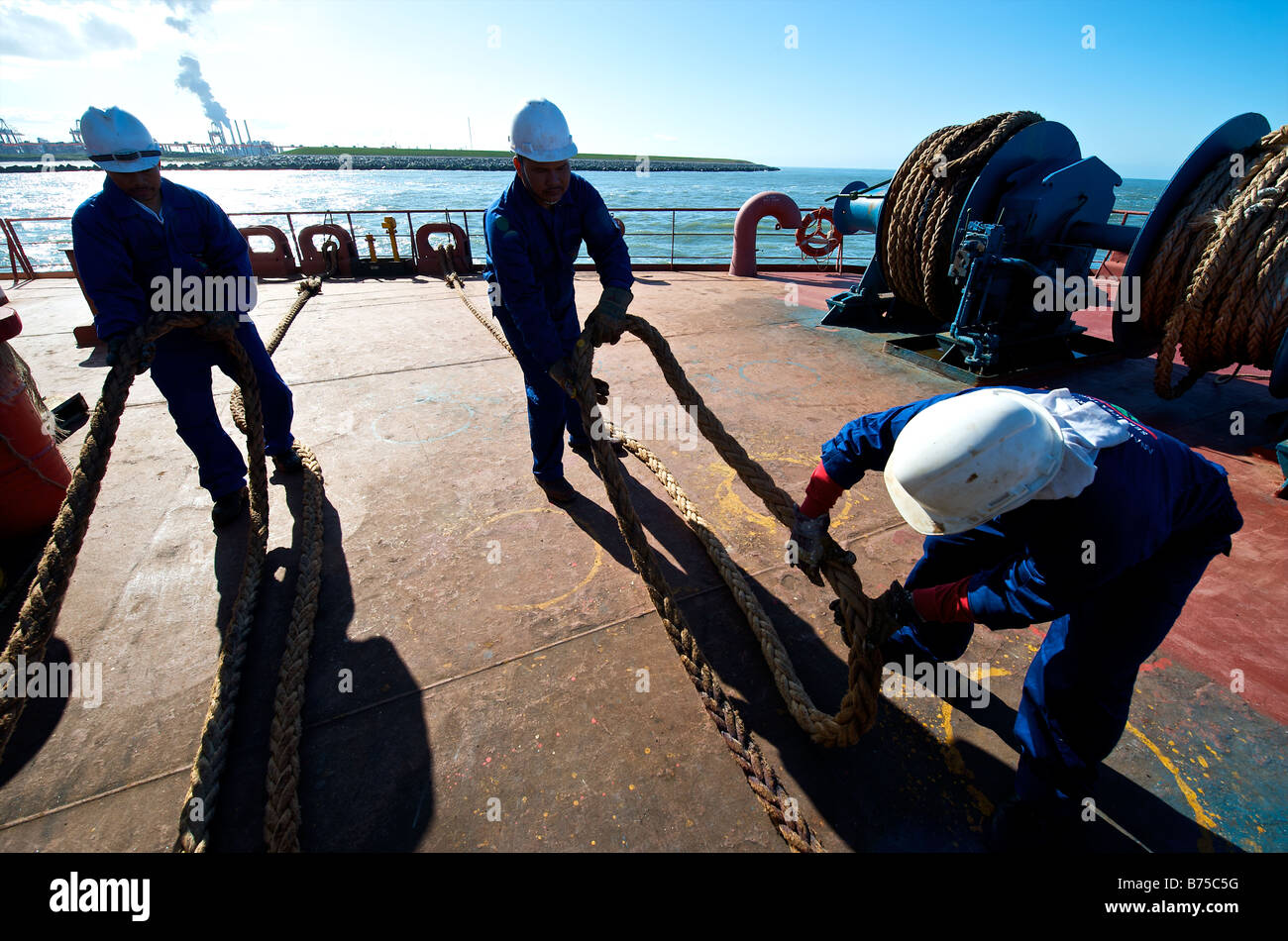 L'équipage du vraquier prépare à l'arrivée dans le port de Rotterdam Banque D'Images