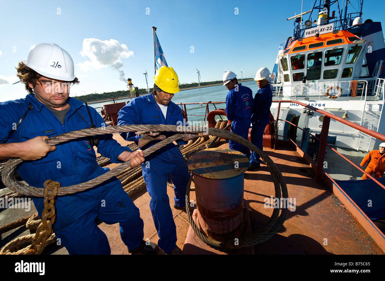 Tugboat cueille un transporteur en vrac dans le port de Rotterdam Banque D'Images