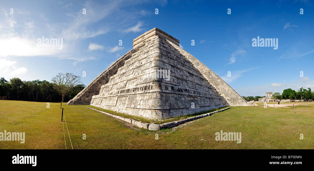 El Castillo, également connu sous le nom de Temple d'Kuklcan, à l'ancienne ruines mayas de Chichen Itza, Yucatan, Mexique Banque D'Images
