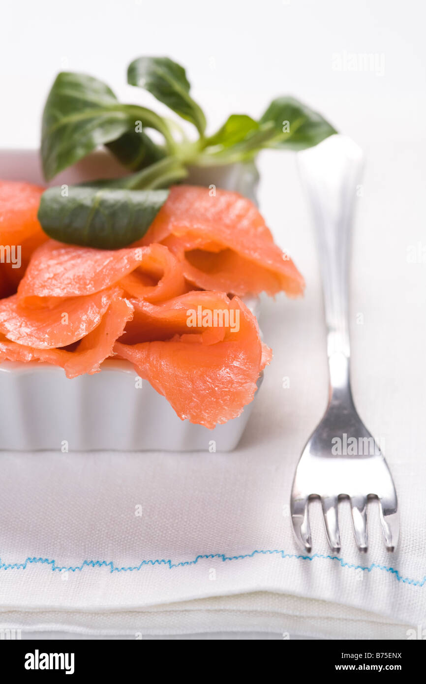 Le saumon fumé avec salade fraîche Banque D'Images