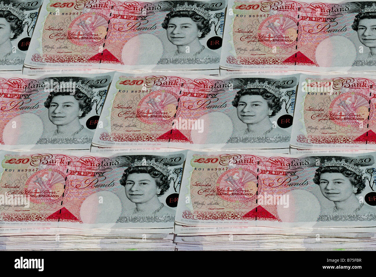 Des tas de billets de banque britannique. Banque D'Images