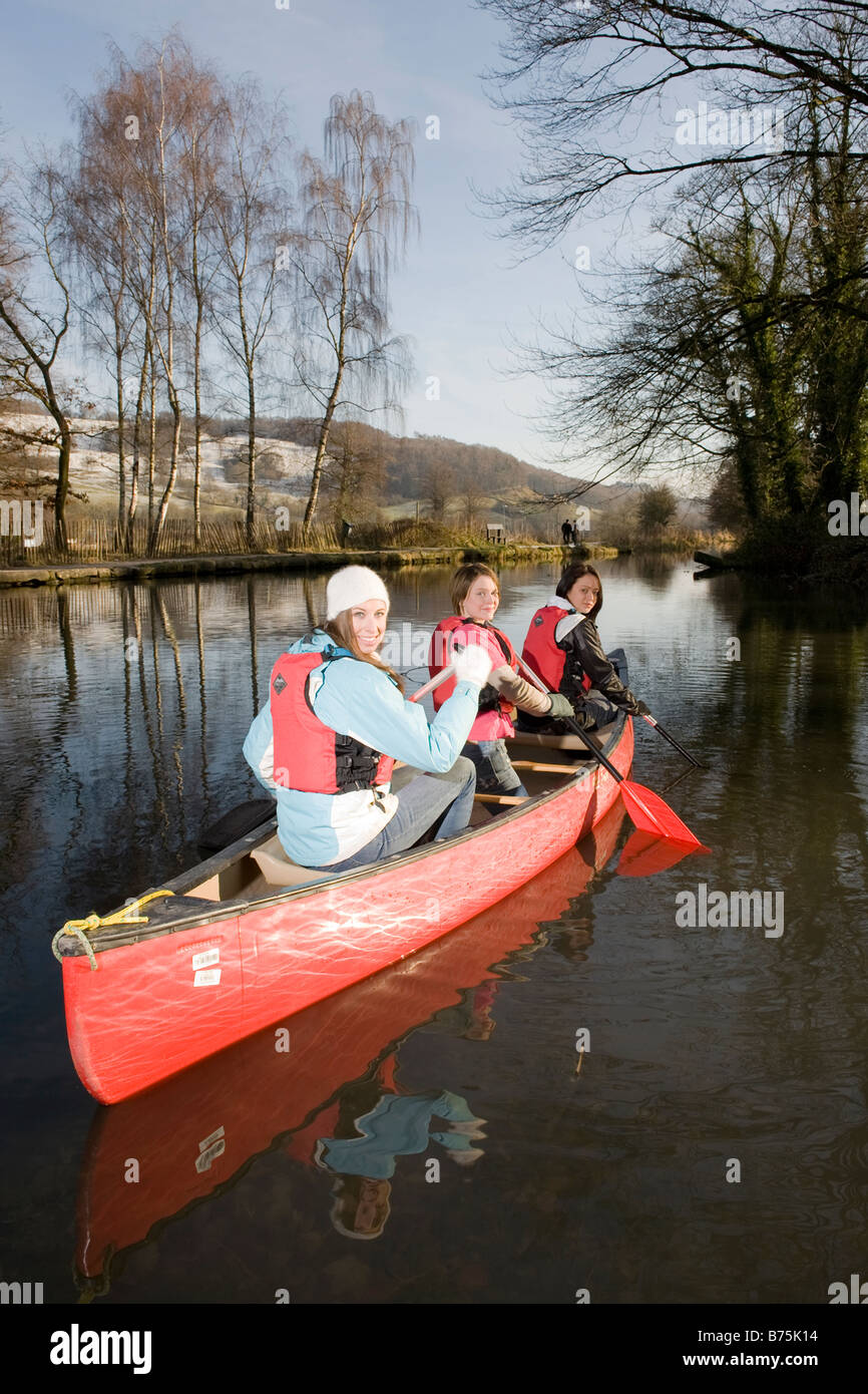 Trois filles canoing dans le Derbyshire, Royaume-Uni. Banque D'Images