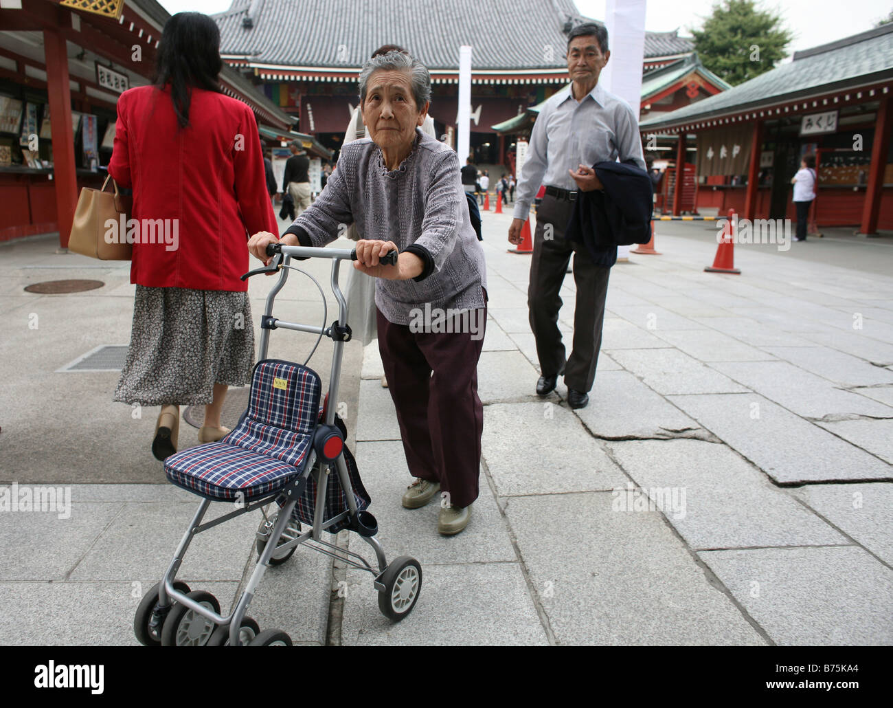 Les personnes âgées à Tokyo en 2050 près de la moitié de la population japonaise aura plus de 65 ans dan Banque D'Images