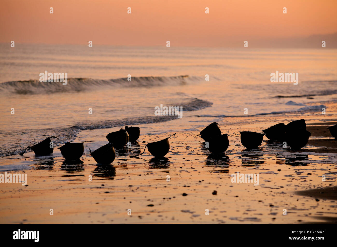 Coucher de soleil sur American d jour M1 casques de guerre sur le rivage d'Omaha Beach, Normandie, France Banque D'Images