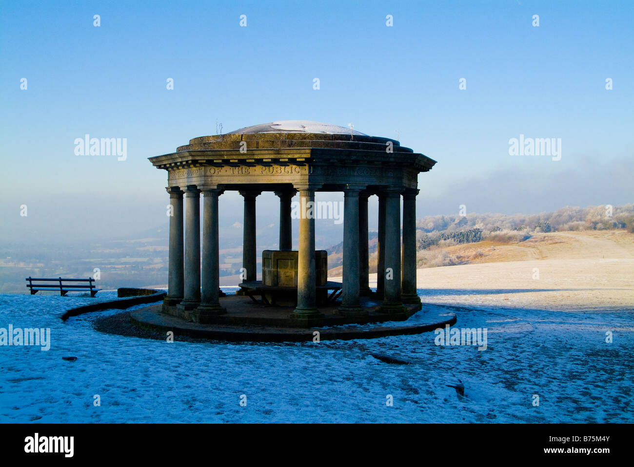 Reigate Hill, le monument à Inglis Colley Hill et l'hiver, au cours d'une forte gelée. Collines du Surrey, en Angleterre. Banque D'Images