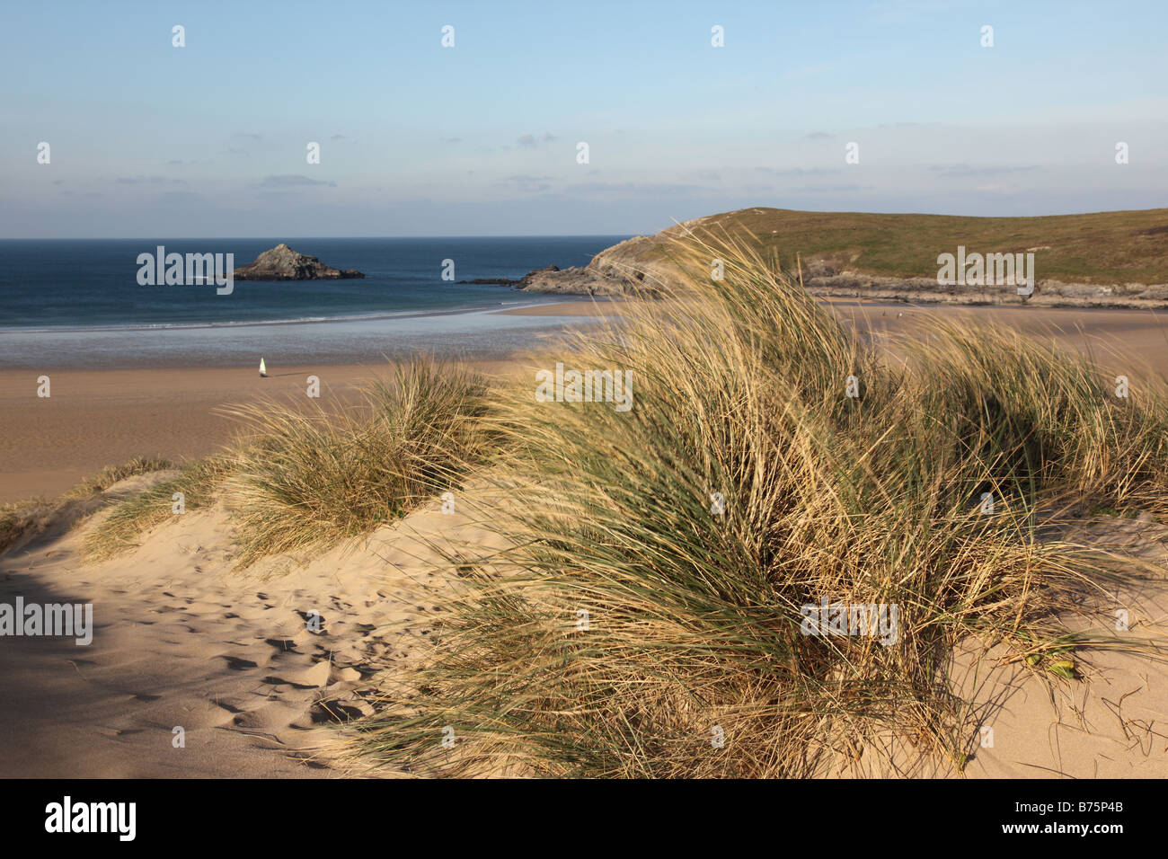 Dunes de sable à Crantock Beach en hiver, Cornwall, Angleterre, Royaume-Uni Banque D'Images