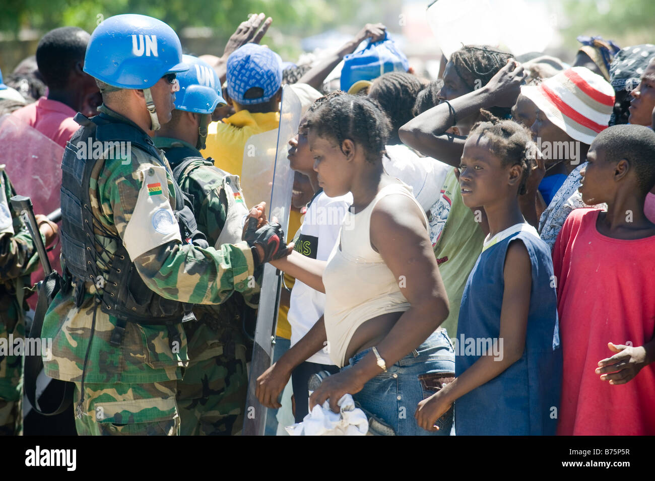 Les casques bleus de distribuer de la nourriture aux Haïtiens d'urgence aux Gonaïves après trois ouragans ont frappé en août 2008. Banque D'Images