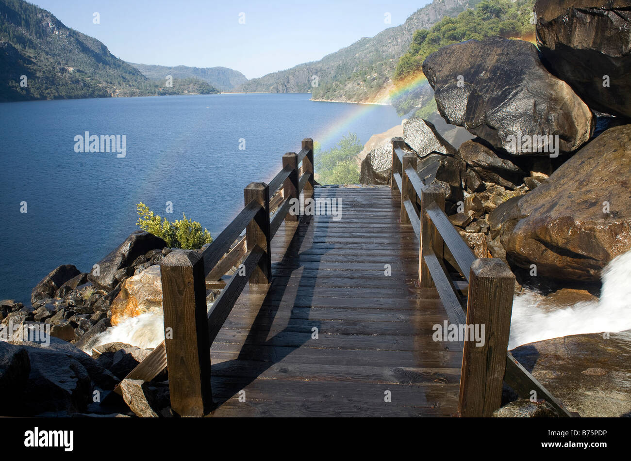 Californie - arc-en-ciel au-dessus de la piste à la base de Wapama Falls le long des rives du réservoir Hetch Hetchy à Yosemite. Banque D'Images