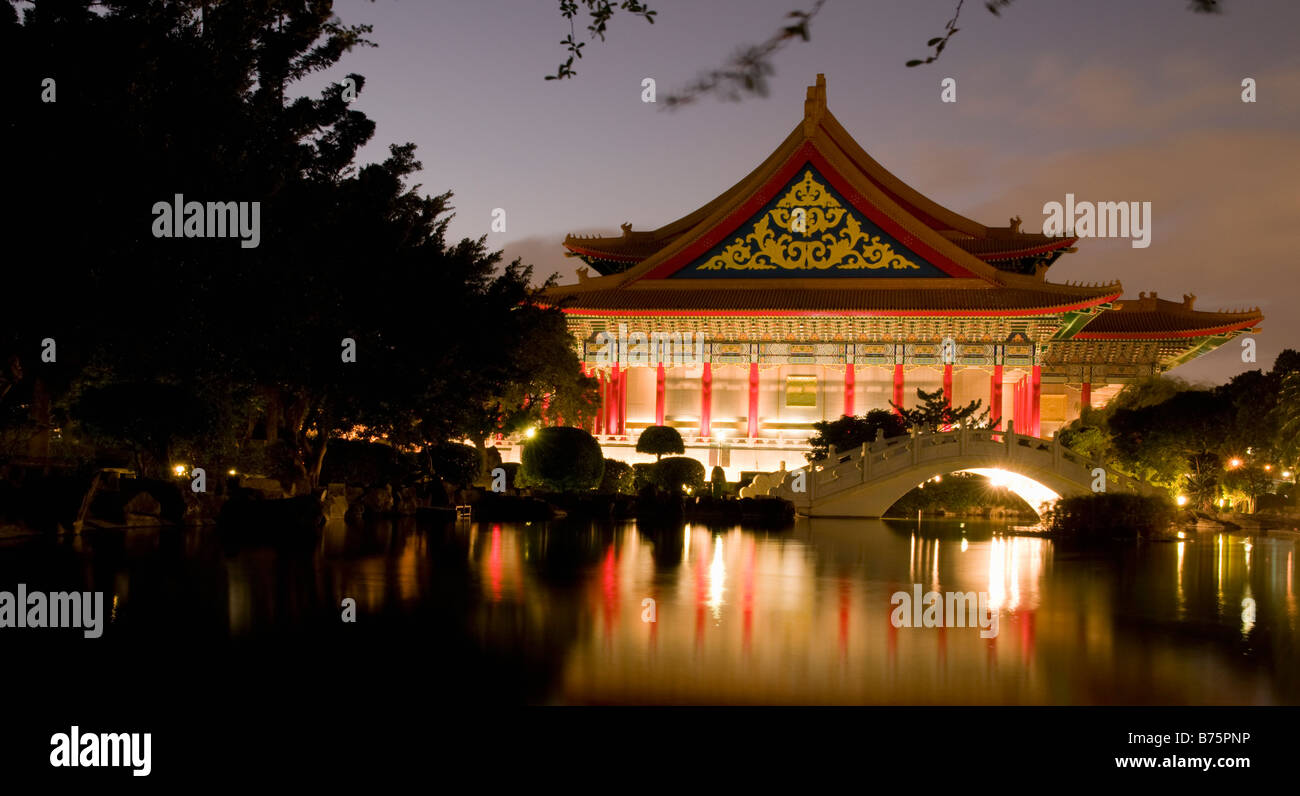 Réflexions du National Concert Hall à l'aube à Taipei, Taiwan Banque D'Images
