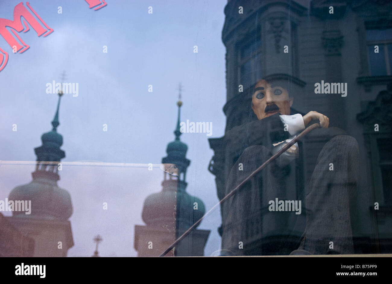Un mannekin de Charlie Chaplin dans une fenêtre de l'étage Prague République tchèque. Banque D'Images