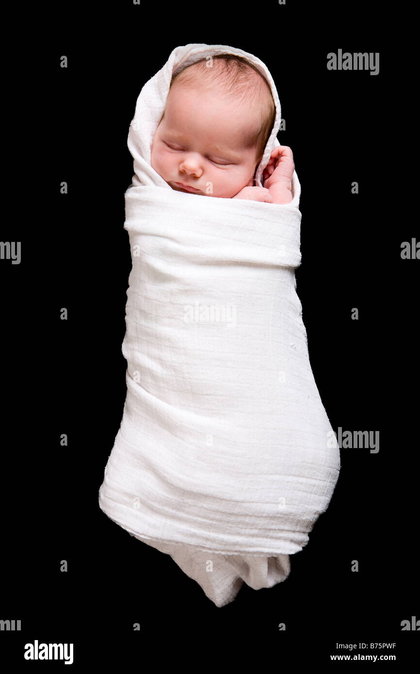 Cocoon Bebe Emmaillote 15 Jours Naissance Bebe Fille Sur Fond Noir Photo Stock Alamy Cocoon Bebe Emmaillote 15 Jours Naissance Bebe Fille Sur Fond Noir Photo Stock Alamy