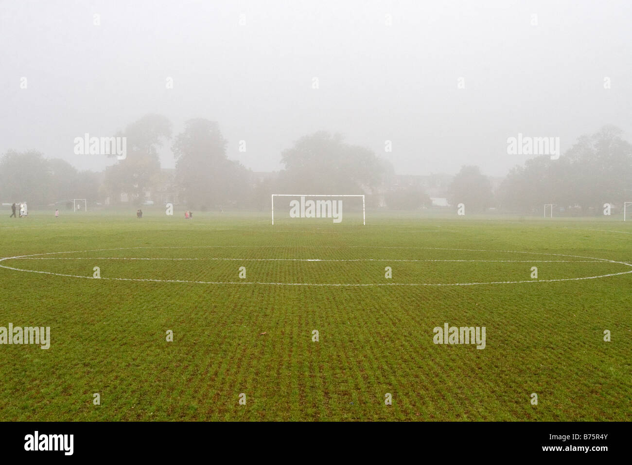 Un terrain de football sur misty Tooting Common, le sud de Londres. Banque D'Images Un terrain de football sur misty Tooting Common, le sud de Londres. Banque D'Images