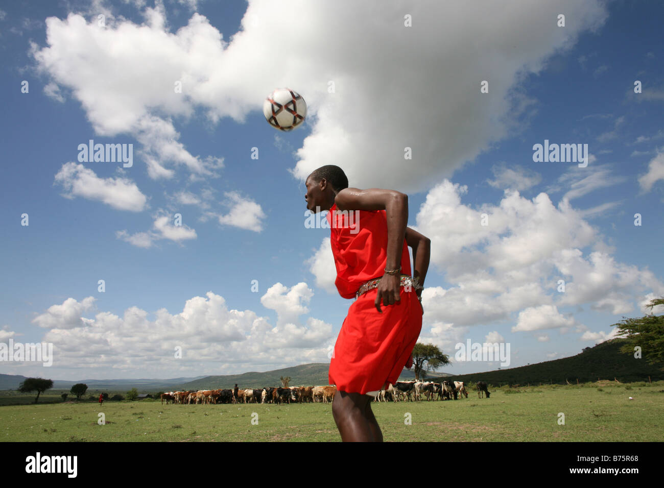 Le football est au réseau, des activités les plus populaires parmi la tribu Massai en Afrique du Kenya à chaque fois que leurs vaches sont portées dans la vil Banque D'Images
