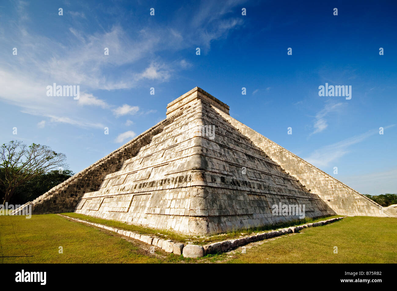 CHICHEN ITZA, Mexique - El Castillo (également connu sous le nom de Temple de Kuklcan) aux ruines mayas anciennes de Chichen Itza, Yucatan, Mexique 081216092848 4416x.tif. Chichen Itza, situé sur la péninsule du Yucatan au Mexique, est un site archéologique important présentant la riche histoire et les connaissances scientifiques avancées de la civilisation maya antique. Il est plus connu pour la Pyramide Kukulkan, ou « El Castillo », une structure à quatre côtés avec 91 marches de chaque côté, culminant en une seule étape au sommet pour représenter les 365 jours de l'année solaire. Banque D'Images