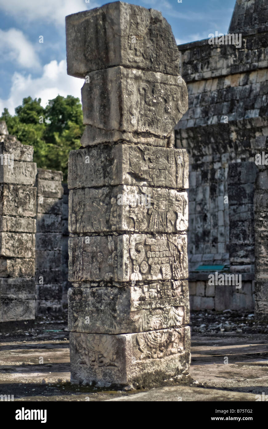 CHICHEN ITZA, Mexique - Templo de los Guerreros (Temple des guerriers) aux ruines mayas anciennes de Chichen Itza, Yucatan, Mexique. Chichen Itza, situé sur la péninsule du Yucatan au Mexique, est un site archéologique important présentant la riche histoire et les connaissances scientifiques avancées de la civilisation maya antique. Il est plus connu pour la Pyramide Kukulkan, ou « El Castillo », une structure à quatre côtés avec 91 marches de chaque côté, culminant en une seule étape au sommet pour représenter les 365 jours de l'année solaire. Banque D'Images