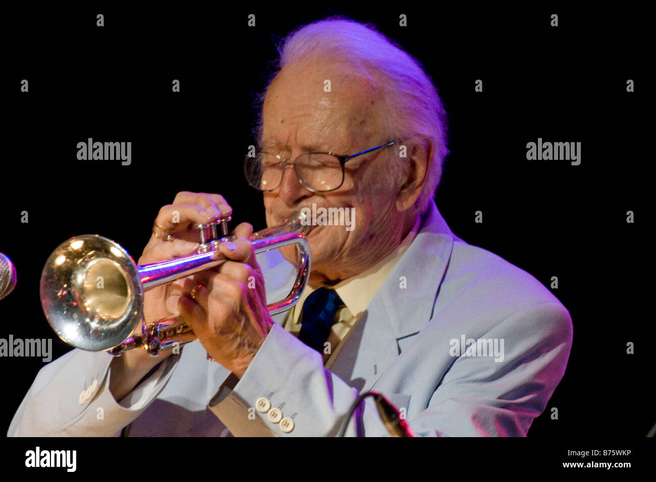 Richard Humphrey Lyttelton Adeane, musicien de jazz en concert sur la scène du festival de Jazz 2007 Brecon 71794 BreconJazz07 horizontale Banque D'Images