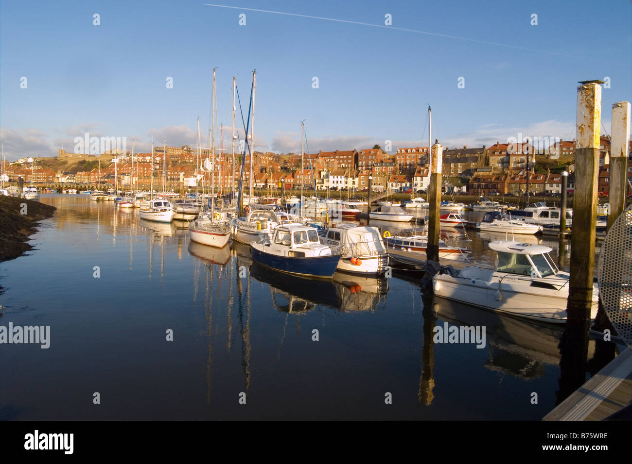 Whitby marina avec de petites embarcations de plaisance éclairées par le soleil l'après-midi d'hiver Banque D'Images