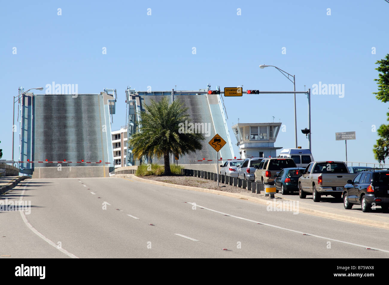 Pont de levage a soulevé d'arrêter le trafic de l'autre côté de l'Intracoastal Waterway à Siesta Key Sarasota Florida USA Banque D'Images