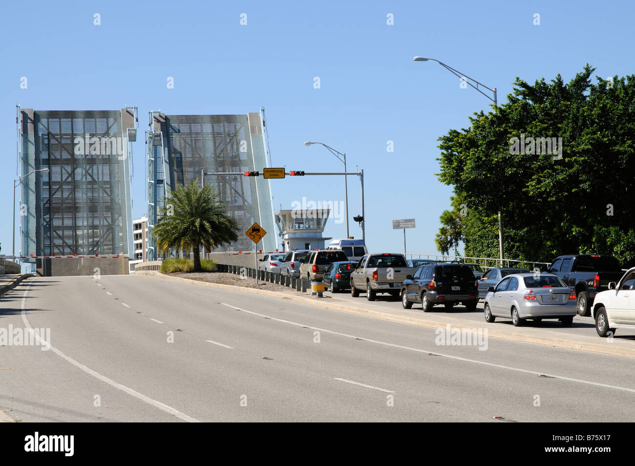 Pont de levage a soulevé d'arrêter le trafic de l'autre côté de l'Intracoastal Waterway à Siesta Key Sarasota Florida USA Banque D'Images