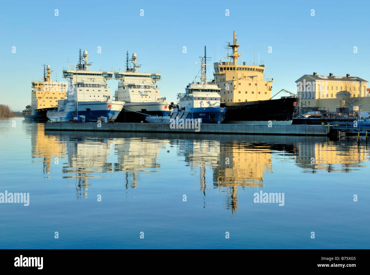 Les brise-glaces finlandais accosté au quai de Katajanokka, Helsinki, Finlande, Europe. Banque D'Images