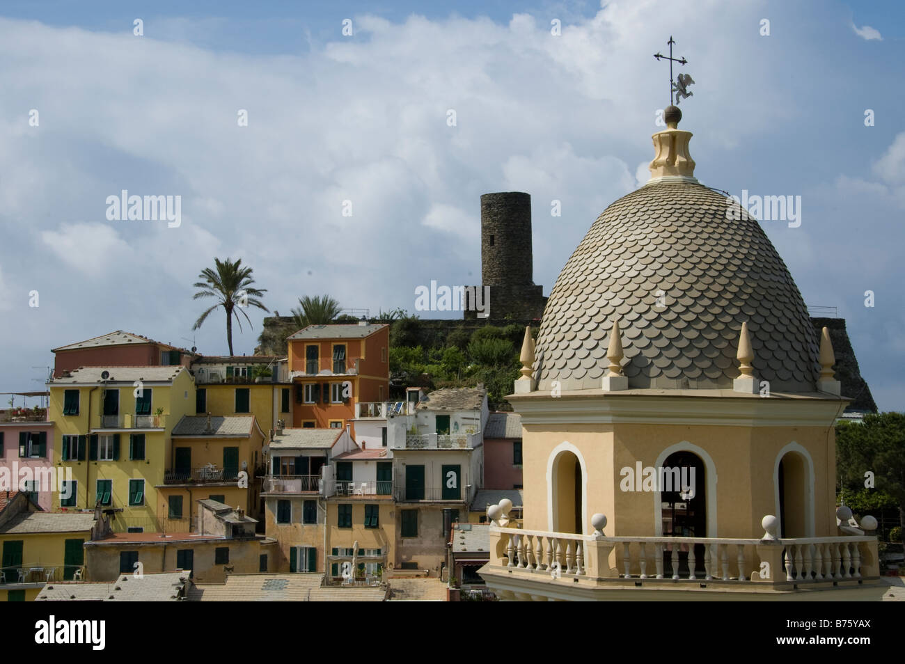 L'église de Santa Margherita di Antiochia surplombe la ville colorée de Vernazza Banque D'Images