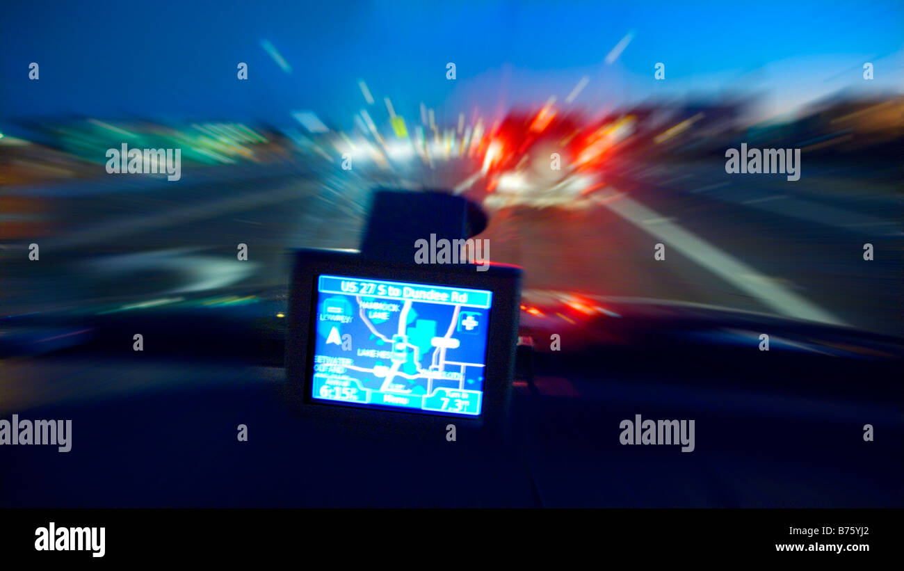 Affichage d'un système de navigation GPS sur le tableau de bord de voiture de nuit Banque D'Images