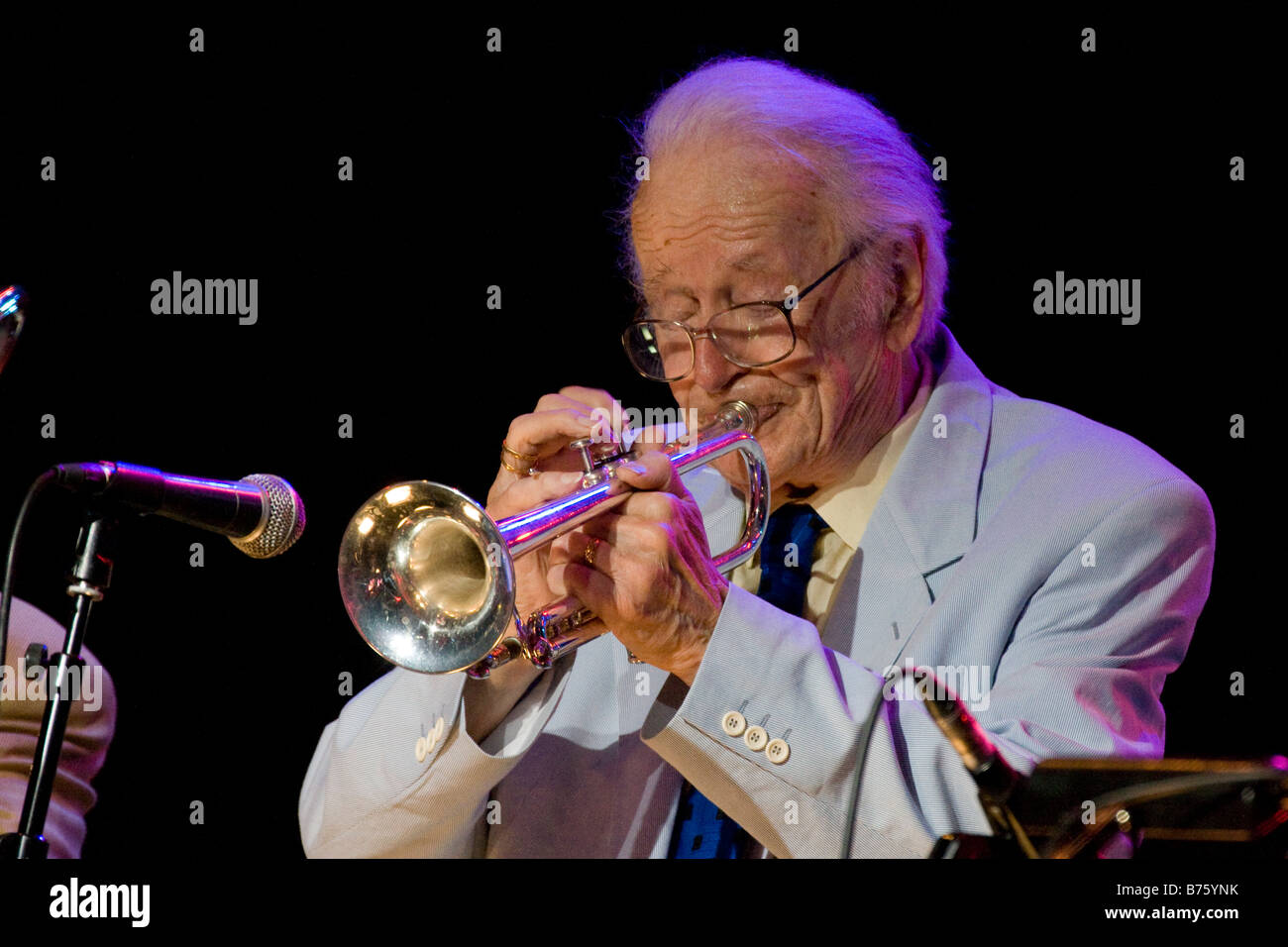 Richard Humphrey Lyttelton Adeane, musicien de jazz en concert sur la scène du festival de Jazz 2007 Brecon 71798 BreconJazz07 horizontale Banque D'Images