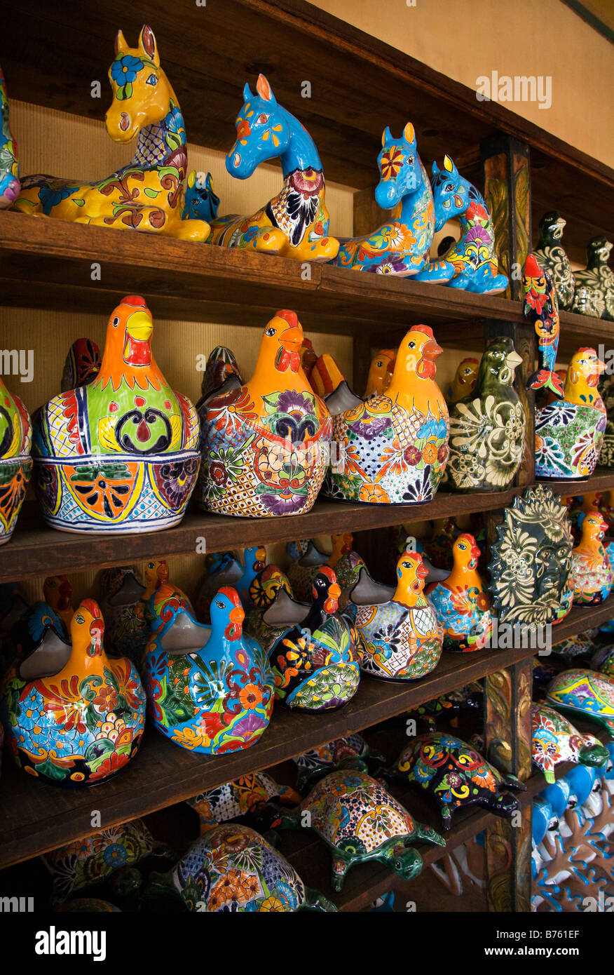 La poterie de chevaux TALEVERA poulets et les tortues dans un magasin situé à DOLORES HIDALGO AU MEXIQUE Banque D'Images