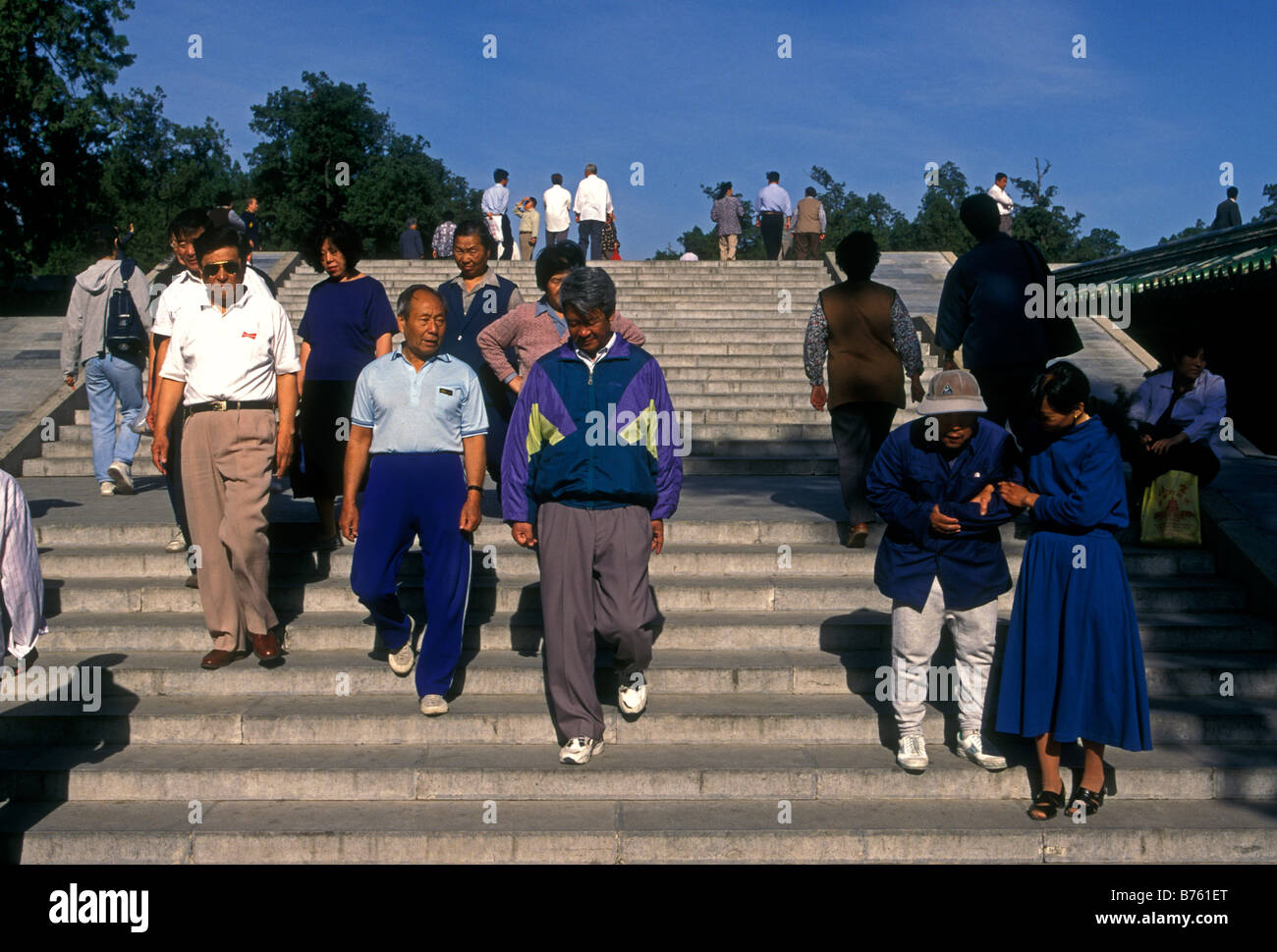 Les touristes chinois walking down steps dans le Temple du Ciel dans le parc Tiantan Park à Pékin dans la municipalité de Beijing en Chine en Asie Banque D'Images