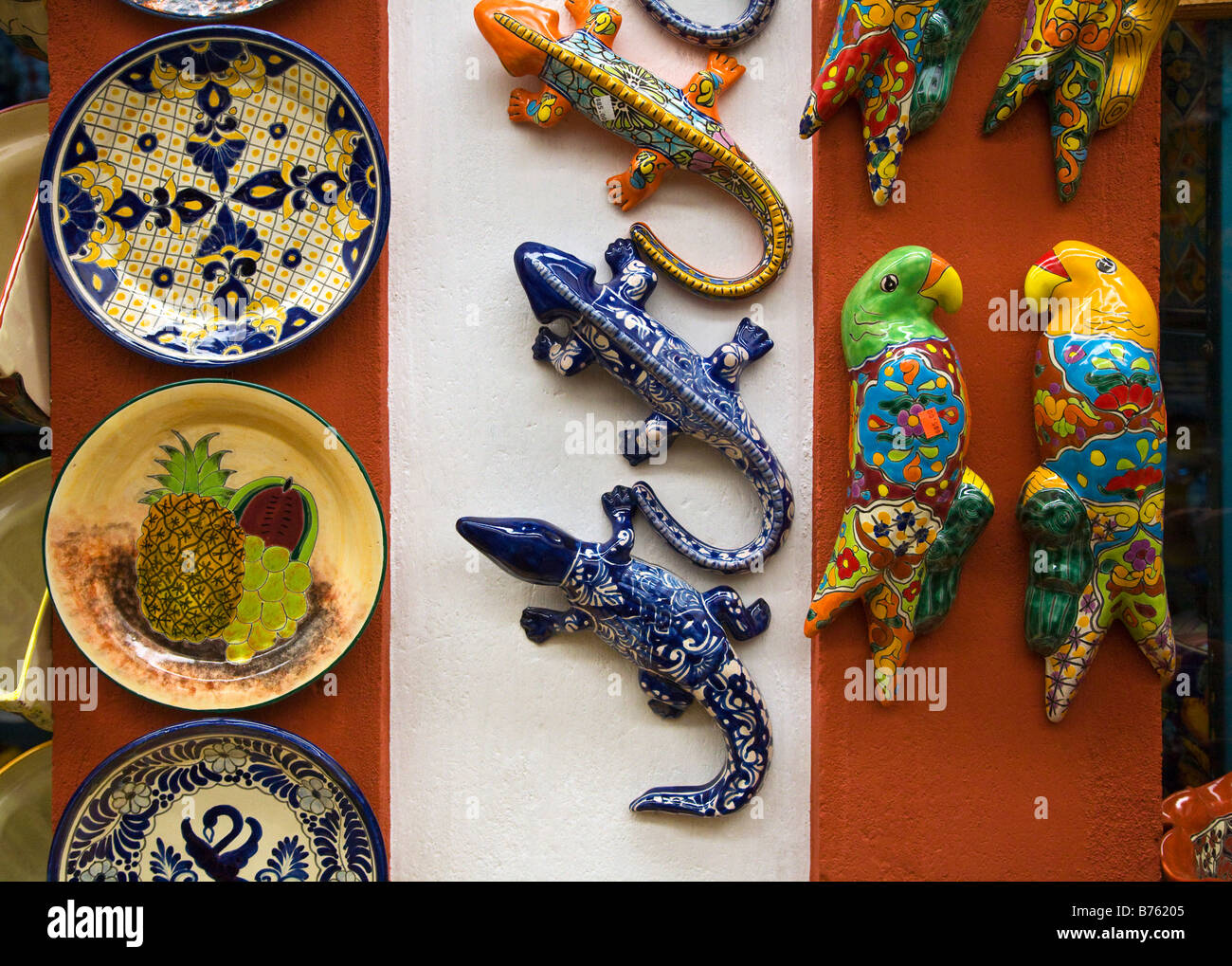 Poterie TALEVERA y compris assiettes décoratives des iguanes et perroquets pendent en Dolores hidalgo boutique GUANAJUATO MEXIQUE Banque D'Images