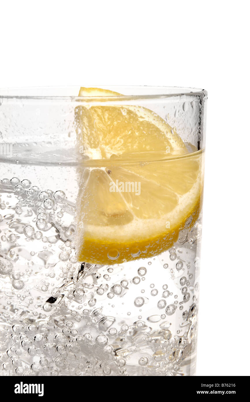 Gin, vodka tonic avec tranche de citron Banque D'Images