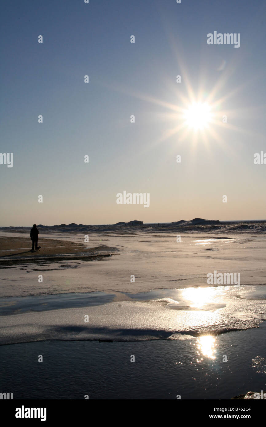 Homme marchant sur la fonte des glaces sur le lac Michigan Banque D'Images