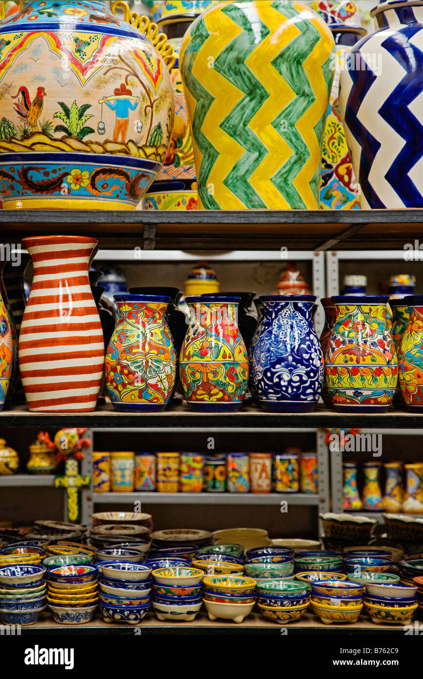 Poterie vases décoratifs TALEVERA y compris des bols et des verres sur l'affichage dans une boutique de Dolores Hidalgo GUANAJUATO MEXIQUE Banque D'Images