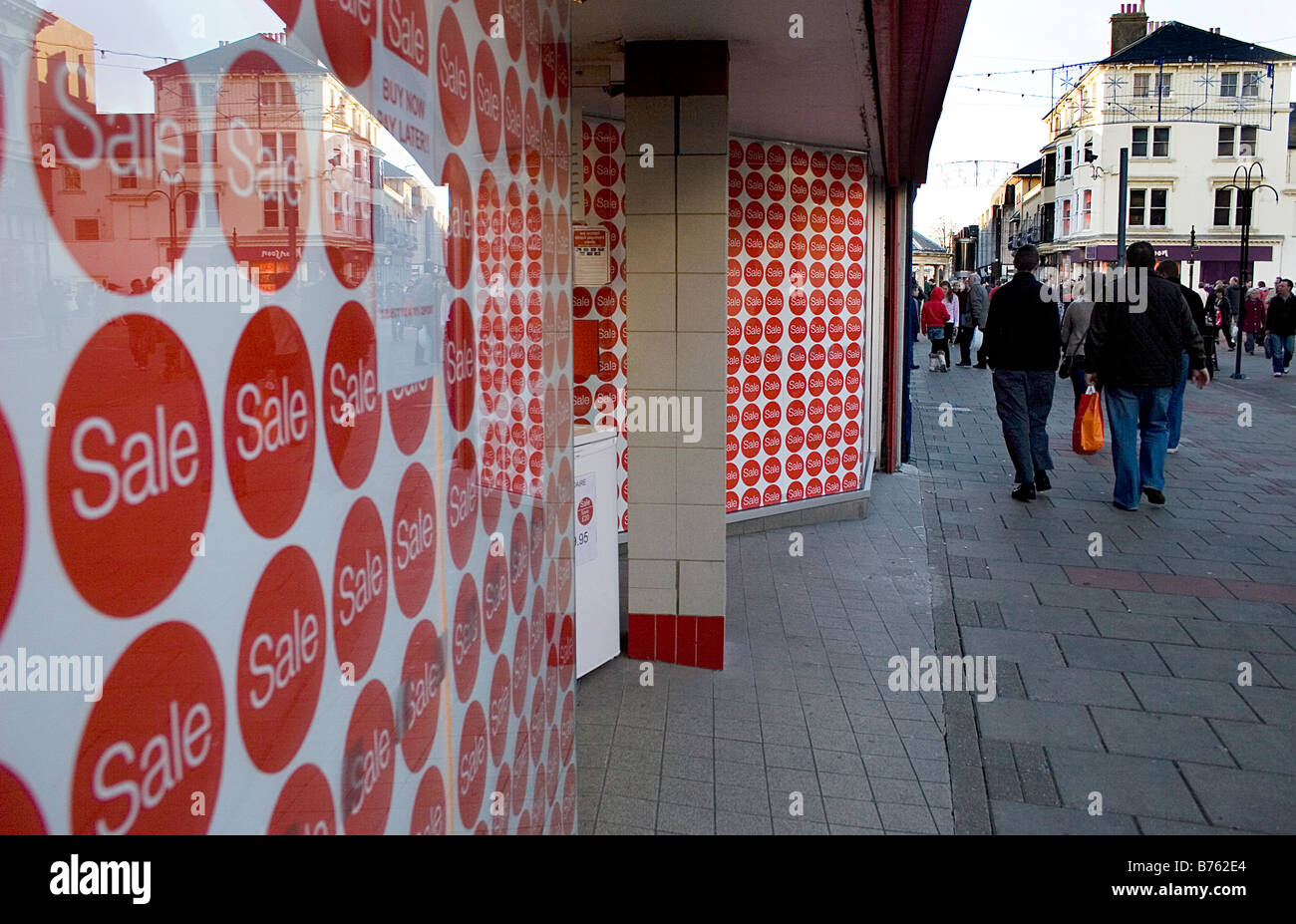 La plus grande partie de l'affichage fenêtre plâtré avec signes de vente Banque D'Images