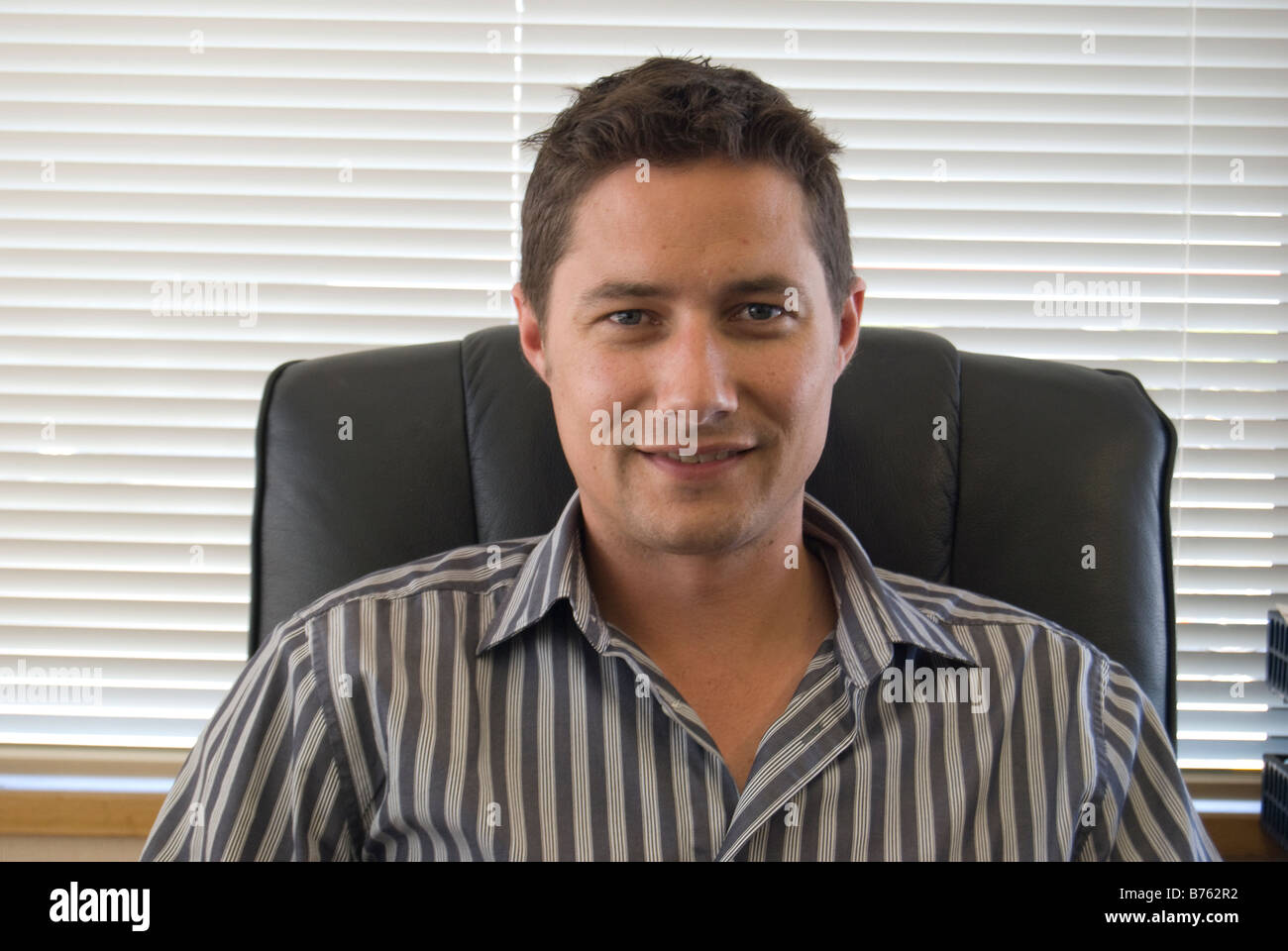 Jeune homme d'affaires dans office, Christchurch, Canterbury, Nouvelle-Zélande Banque D'Images