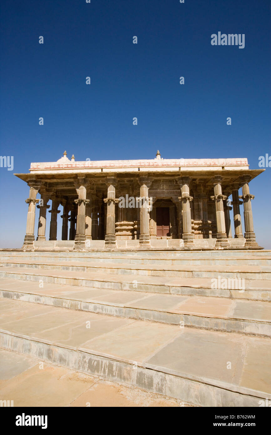 Low angle view of a temple, Temple, Nelkantha Fort de Kumbhalgarh, Udaipur, Rajasthan, Inde Banque D'Images