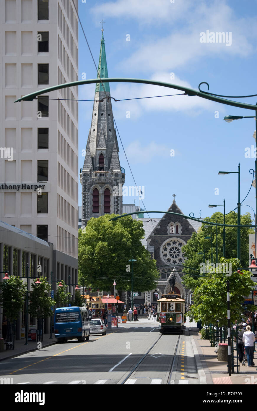 Vue vers le bas Worcester Street montrant Cathédrale et Tour de ville en tramway, Christchurch, Canterbury, Nouvelle-Zélande Banque D'Images