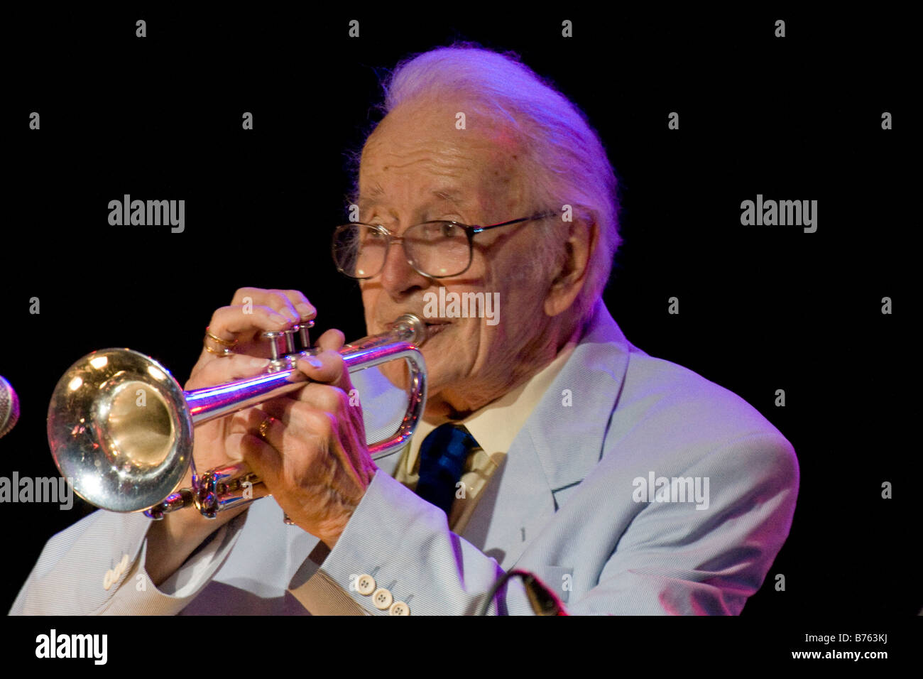 Richard Humphrey Lyttelton Adeane, musicien de jazz en concert sur la scène du festival de Jazz 2007 Brecon 71793 BreconJazz07 horizontale Banque D'Images