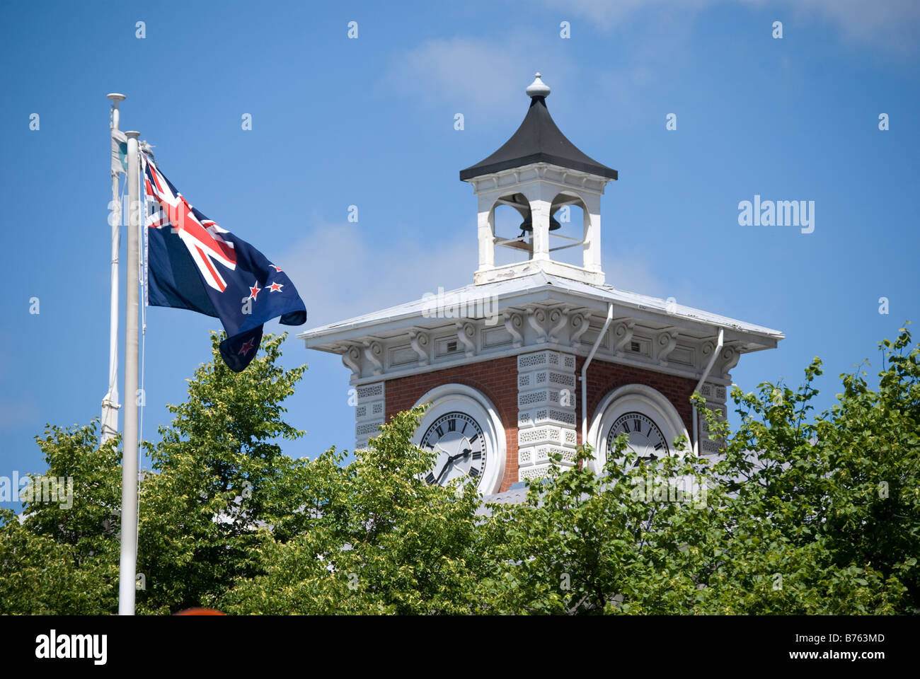 Drapeau de la Nouvelle-Zélande et l'ancien bureau de poste de l'horloge, Place de la Cathédrale, Christchurch, Canterbury, Nouvelle-Zélande Banque D'Images