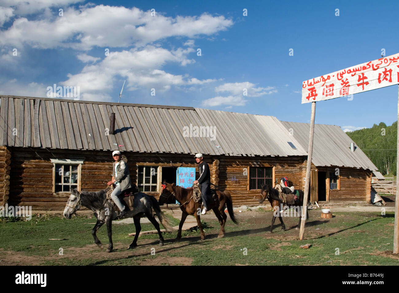 Les éleveurs de chevaux d'équitation Tuwa village de Hemu en Kanas Parc National dans le Xinjiang en Chine Banque D'Images