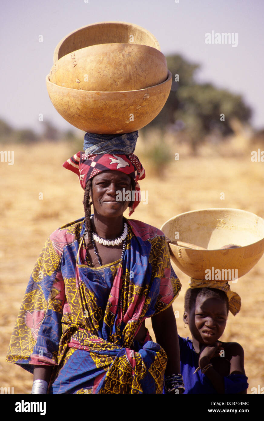 Delaquara, Niger, Afrique de l'Ouest. Femme peul calebasses vides d'équilibrage sur la tête, le port de collier de coquillages de porcelaine. Banque D'Images