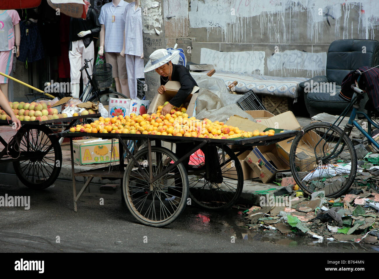 Une femme chinoise de vendre ses produits frais sur un marché de rue, HoHot, la Mongolie intérieure, le nord de la Chine Banque D'Images