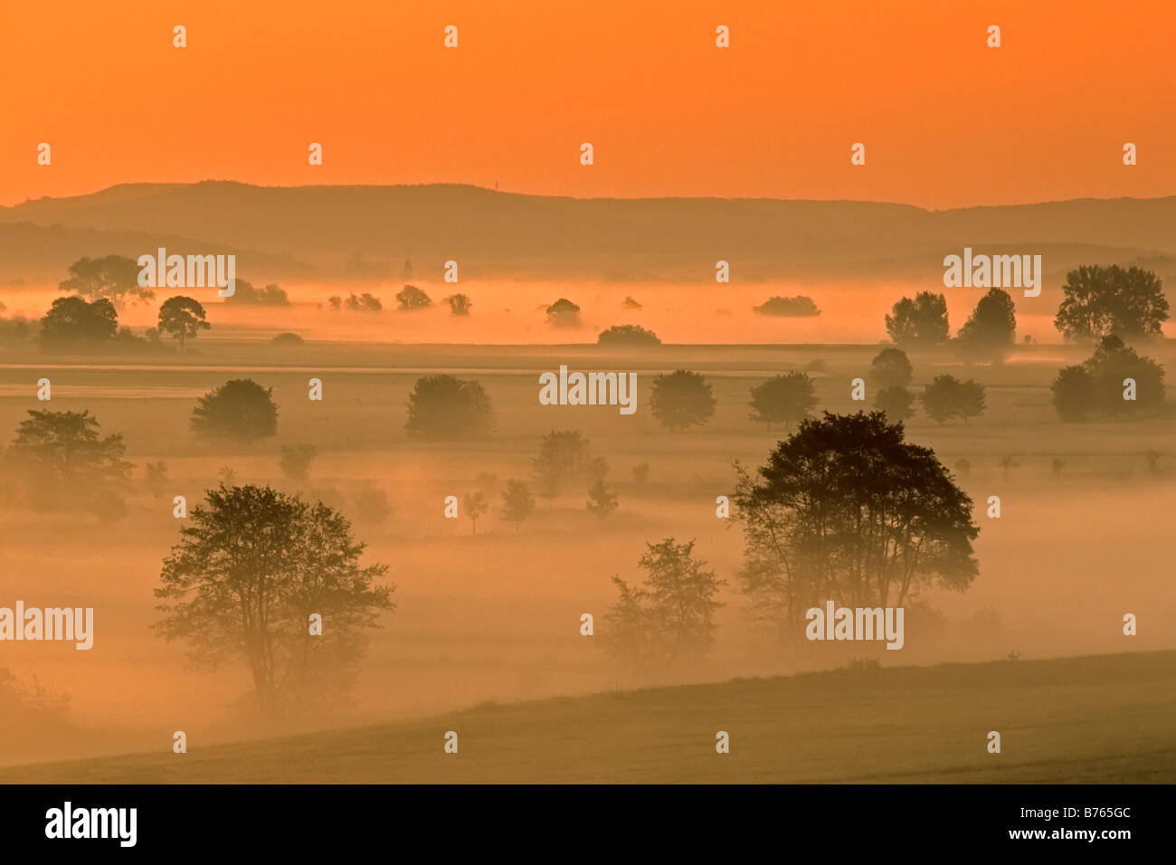 Ciel rouge le matin misty scenery moyenne-franconie bavaria allemagne europe Banque D'Images