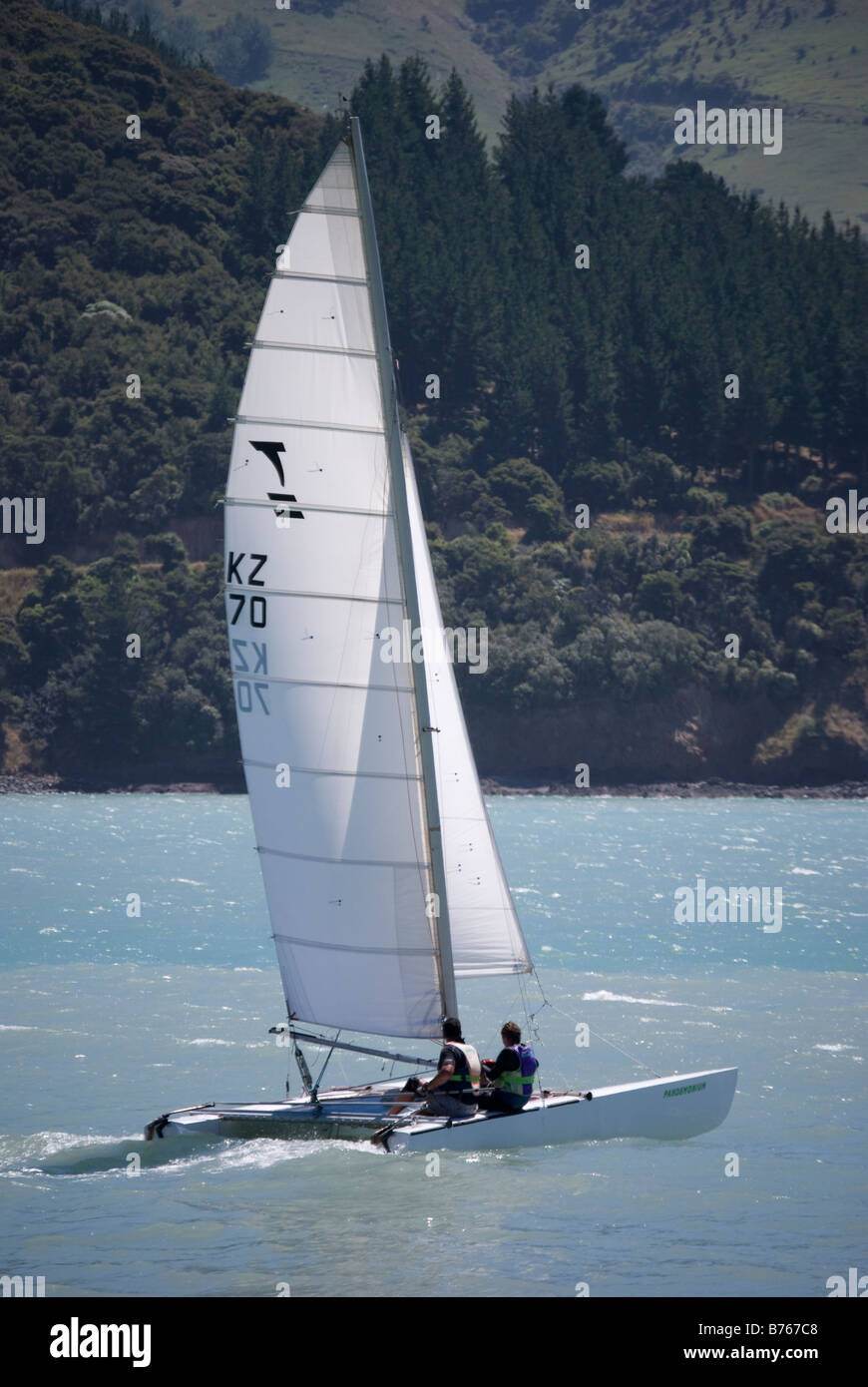 Yacht à voile, Pigeon Bay, la péninsule de Banks, Canterbury, Nouvelle-Zélande Banque D'Images