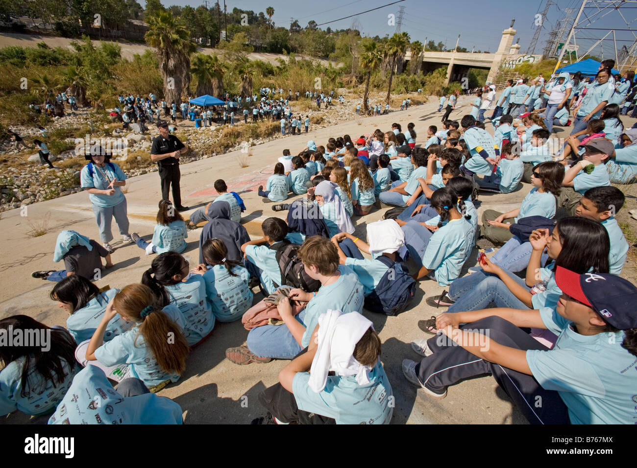 L'École de la rivière jour nettoyage de la rivière LA sponsered par FoLAR, Glendale, Narrows, Los Angeles, Californie, USA Banque D'Images