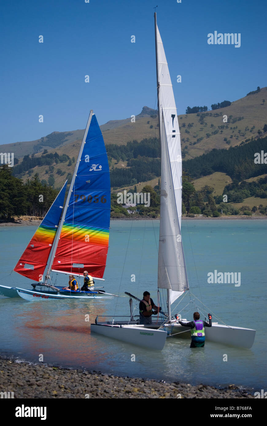 Yachts d'atterrissage sur la côte, la baie Pigeon, la péninsule de Banks, Canterbury, Nouvelle-Zélande Banque D'Images