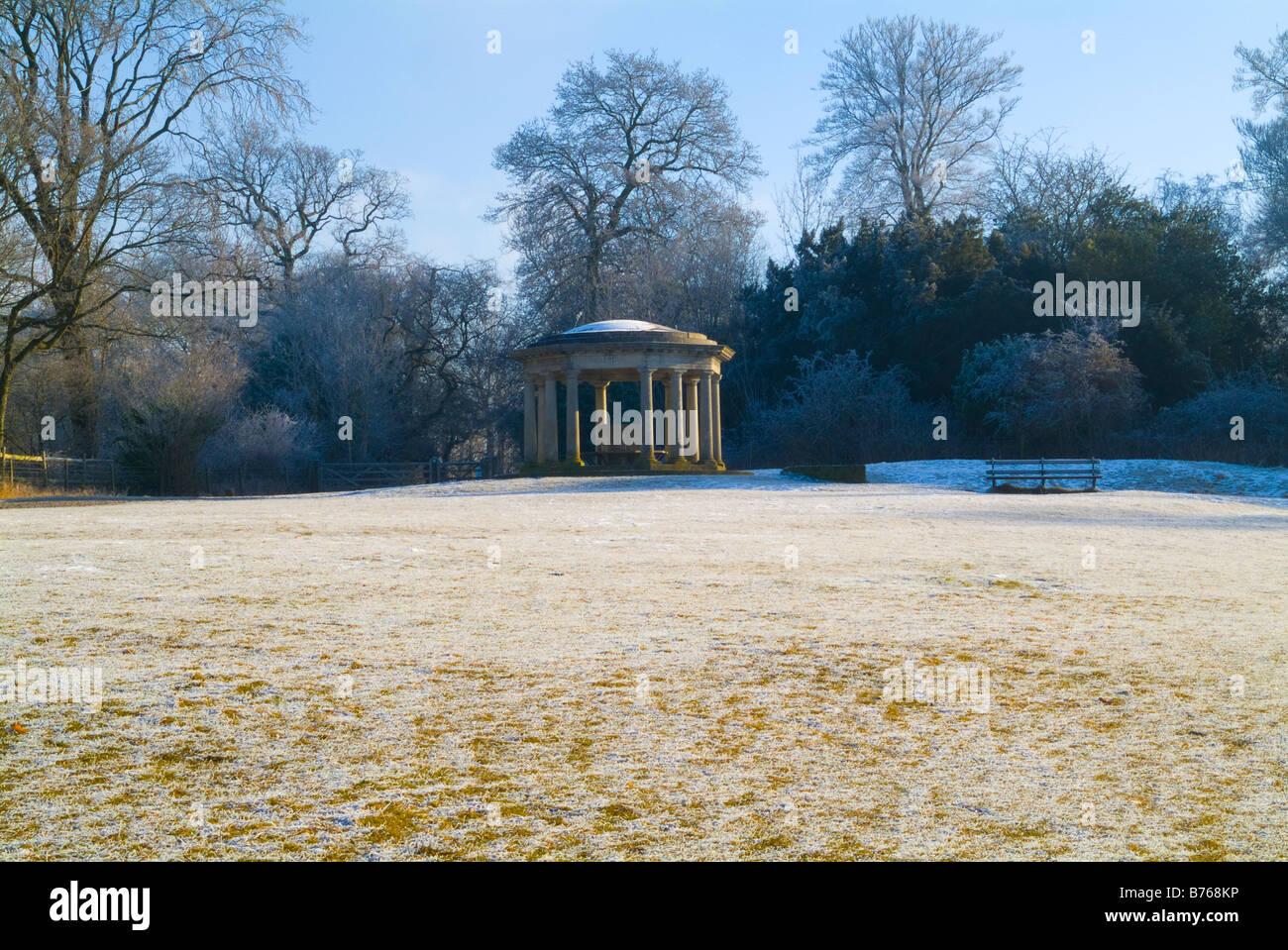 Reigate Hill, le monument à Inglis Colley Hill et l'hiver, au cours d'une forte gelée. Collines du Surrey, en Angleterre. Banque D'Images
