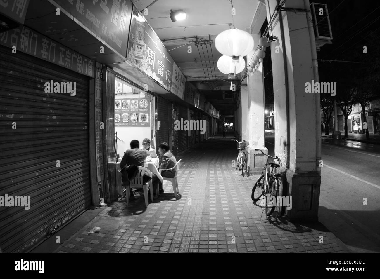 Family eating dinner dîner ensemble tard dans nighe à Guangzhou Chine Banque D'Images